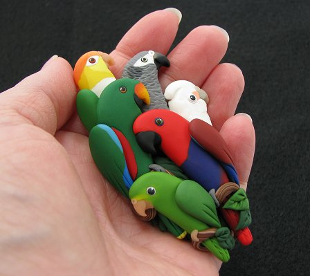 Попугаи из разноцветной пластики