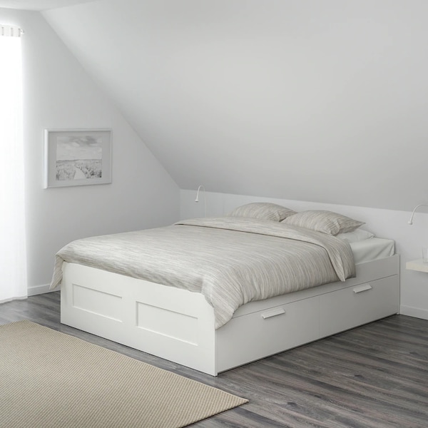 Двуспальная кровать с интегрированными выдвижными ящиками для хранения.