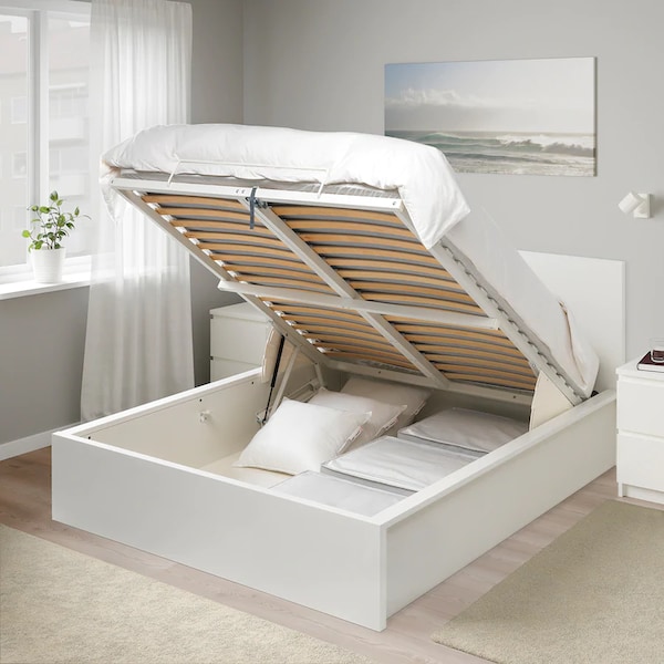 Двуспальная кровать с подъемным механизмом и вместительным отделением для хранения. 