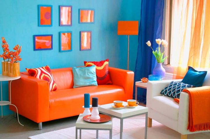 Сине-оранжевая гамма в интерьере гостиной
