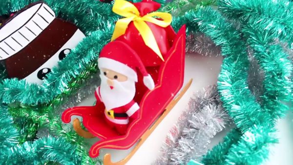 Игрушка Дед Мороз в санях с подарками