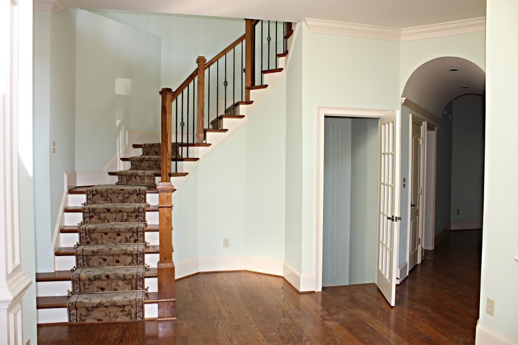 Лестница с ковром