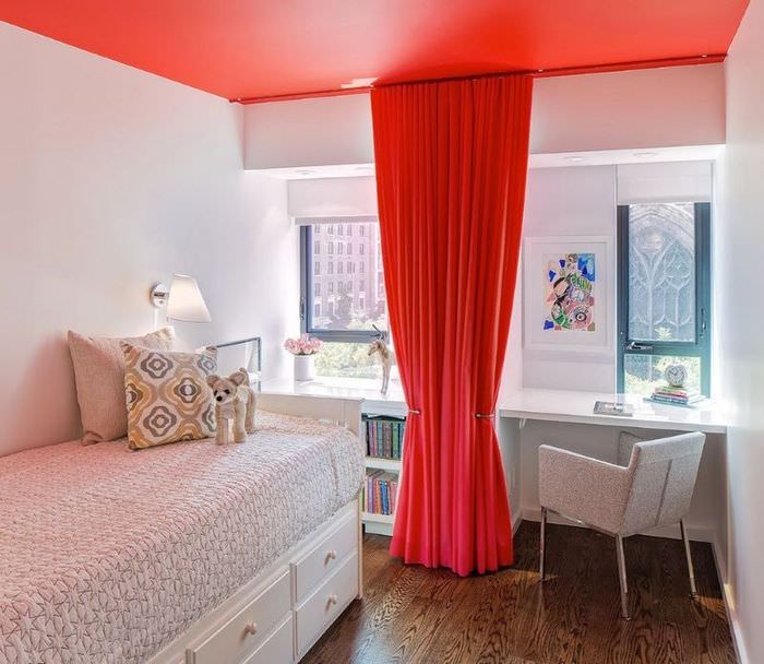 Красная штора в интерьере белой комнаты для девочки подростка