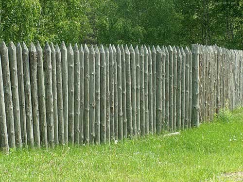 Какой забор выбрать для загородного дома: виды ограждений, фото