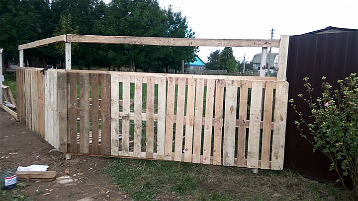 Забор из деревянных поддонов