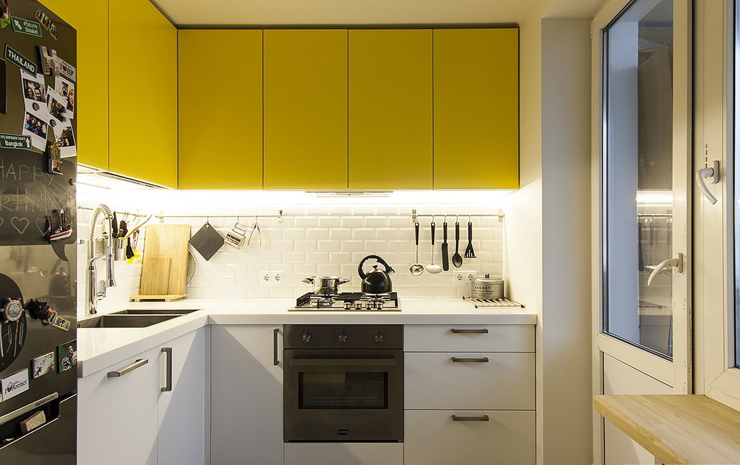 Дизайн кухни 6 кв м с холодильником и газовой