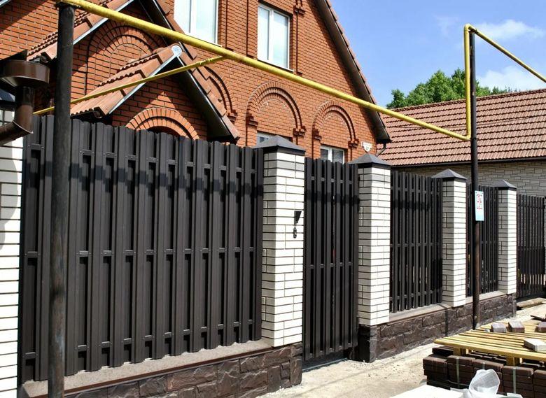 Из чего делают заборы для частного дома. Заборы для частного дома: виды ...